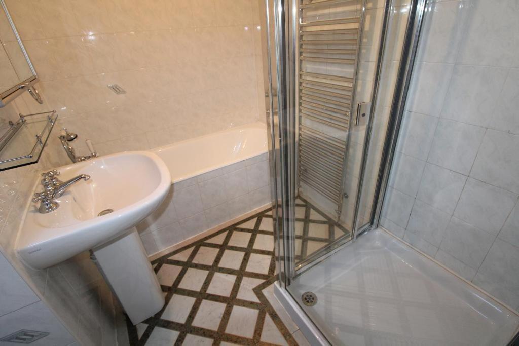 The Heathrow Lodge London Uk Harmondsworth Екстериор снимка